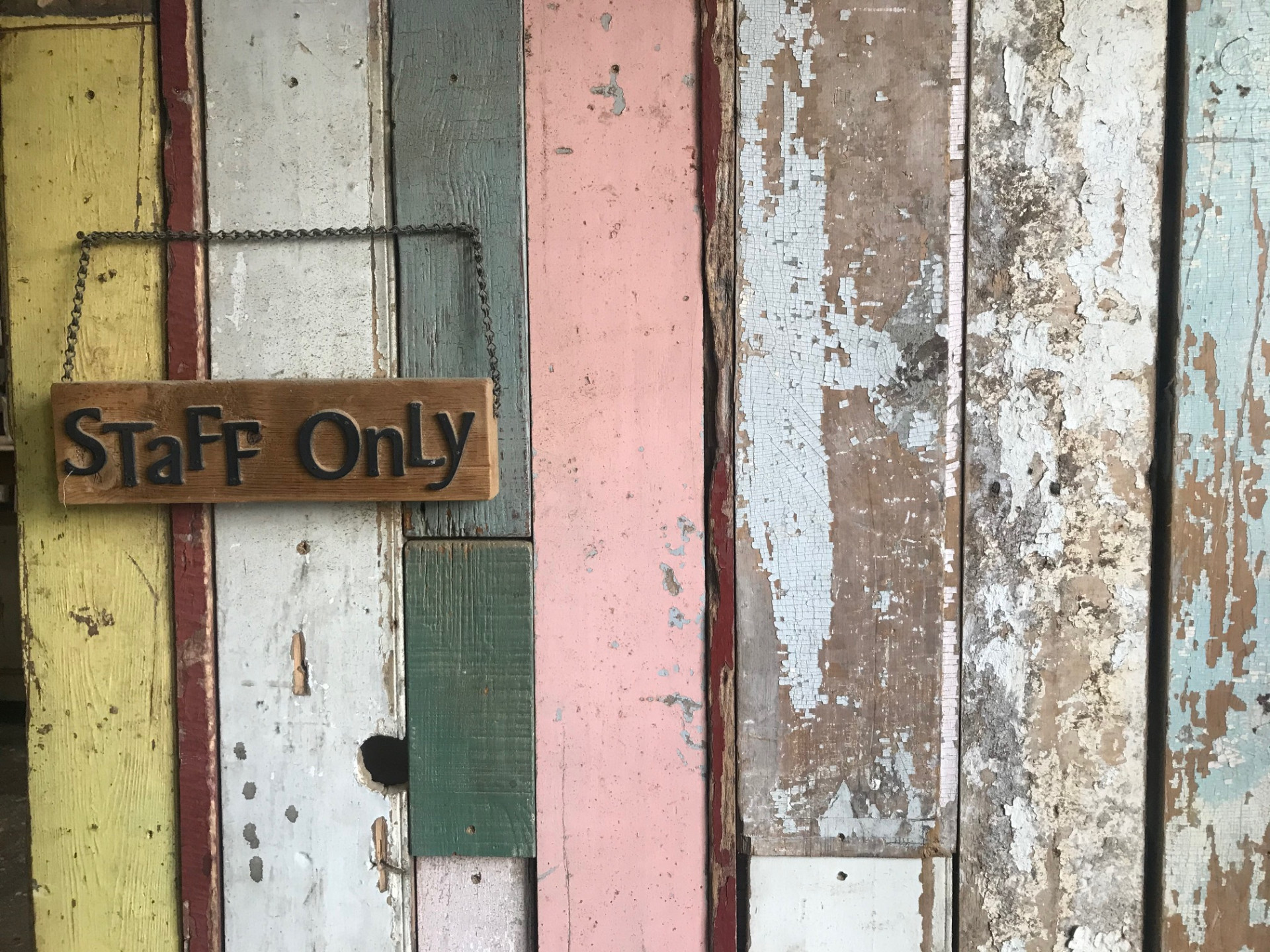 カラフルな素材で店舗のリノベーションを（トロピカルバーンボード）