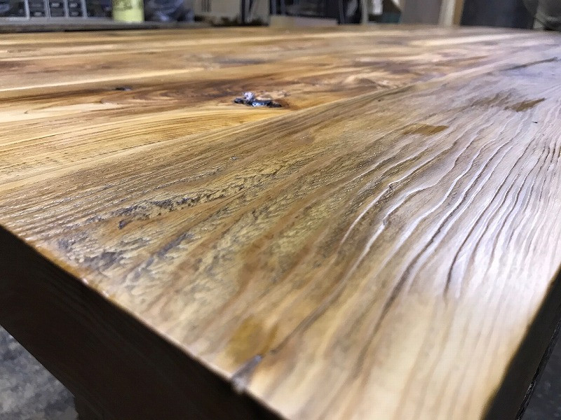 浮き出た木目も独特の味わいと雰囲気があります