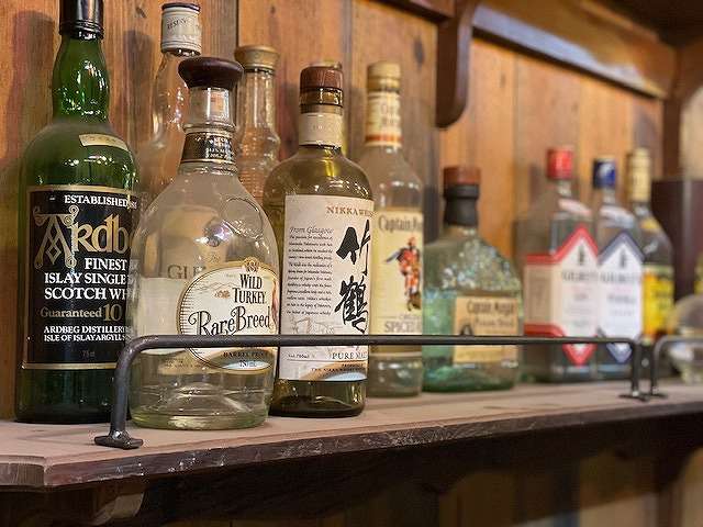 ズラリと並んだ瓶もアイアンバーが有れば安心